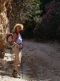 Sabine an Mey auf einem Wanderweg im Urlaub